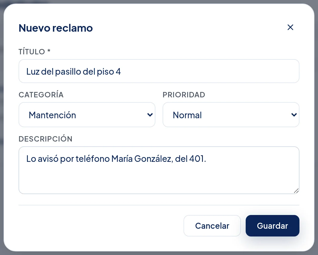 Ventana del reclamo: Título Luz del pasillo del piso 4, Descripción Lo avisó por teléfono María González, del 401, y el botón Guardar.