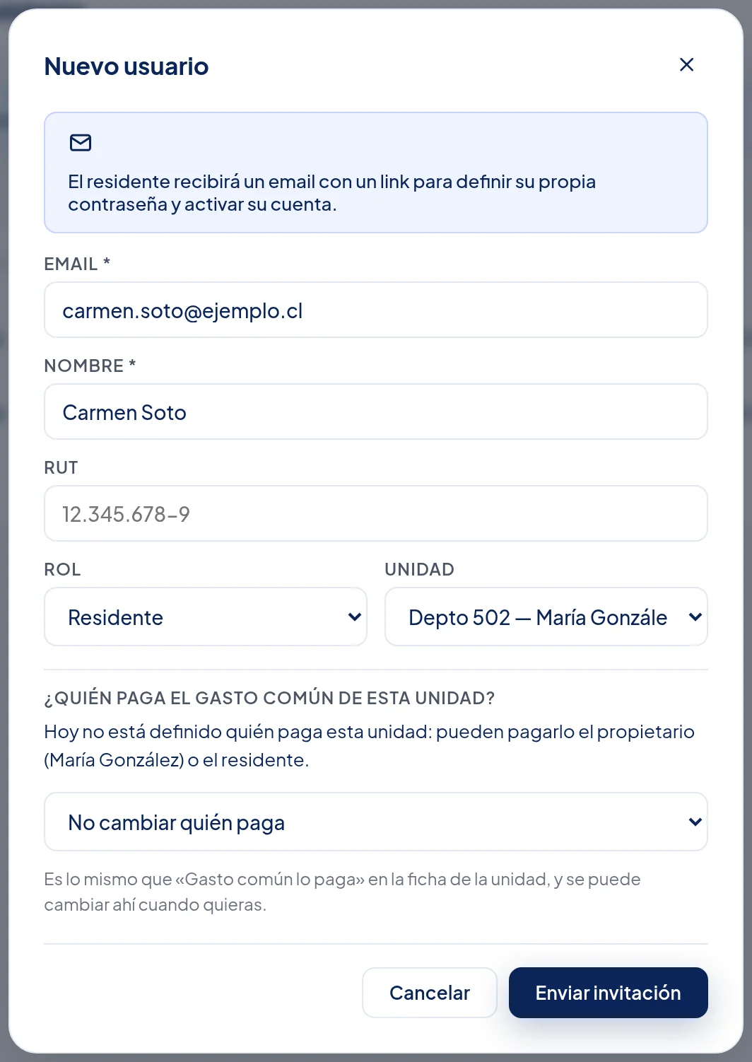 Ventana Nuevo usuario: Email carmen.soto@ejemplo.cl, Nombre Carmen Soto, RUT, Rol Residente, Unidad Depto 502, ¿Quién paga el gasto común de esta unidad? con No cambiar quién paga, y el botón Enviar invitación.