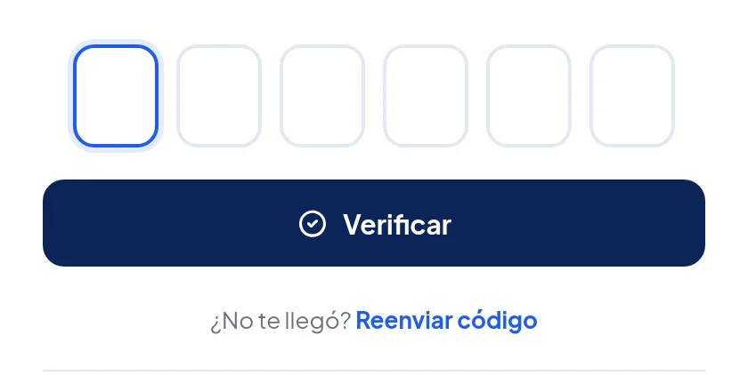 Página Verifica tu correo: seis casillas para el código, el botón Verificar y el enlace Reenviar código.