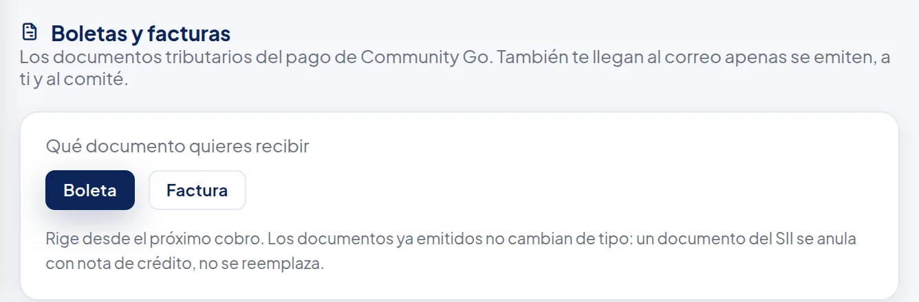 Título Boletas y facturas, con la nota Los documentos tributarios del pago de Community Go. También te llegan al correo apenas se emiten, a ti y al comité. Debajo, el recuadro Qué documento quieres recibir con Boleta y Factura.