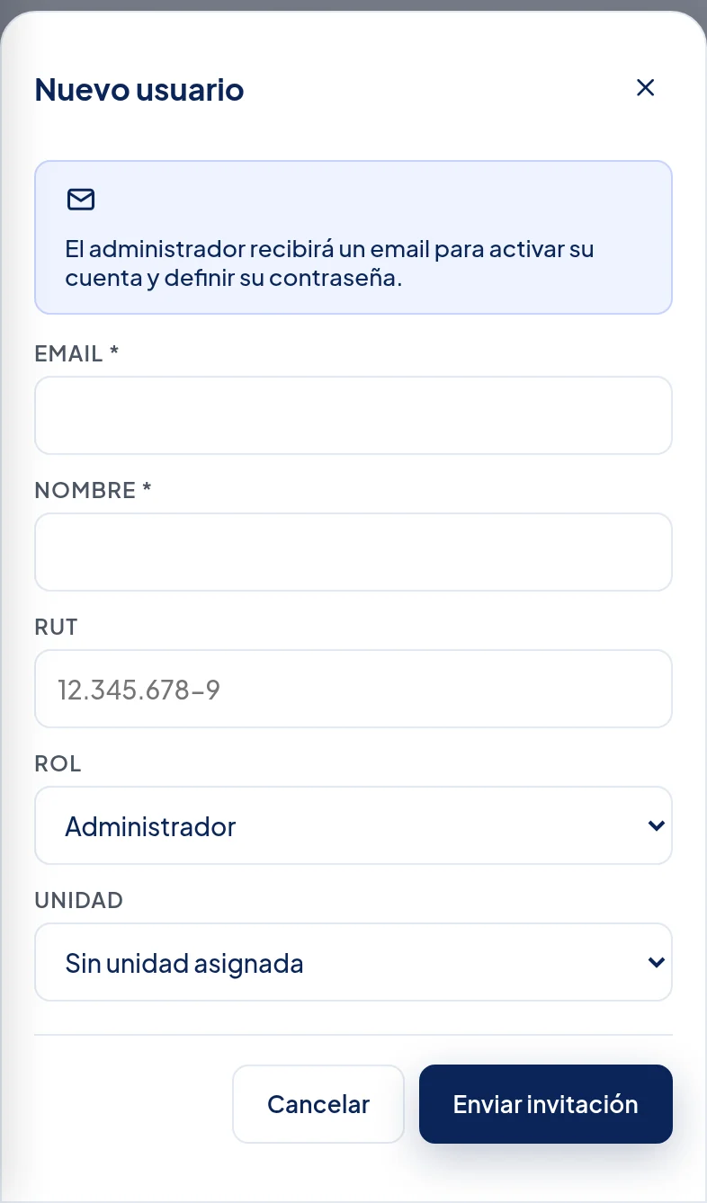 Ventana Nuevo usuario en el teléfono, con el aviso para el administrador y el campo Rol en Administrador.